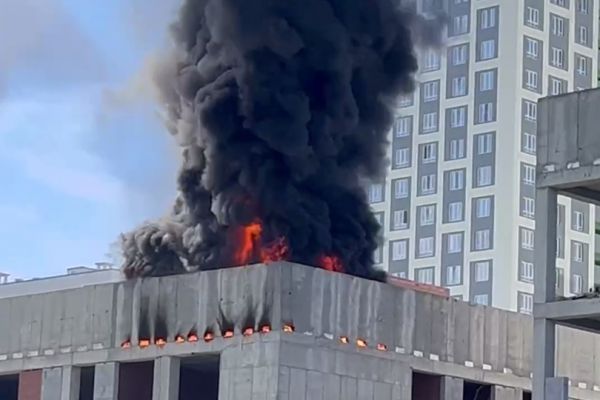 В Академическом загорелось строящееся здание районного суда